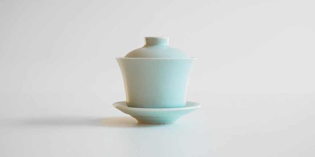 Side view of a blue-green celadon gaiwan.