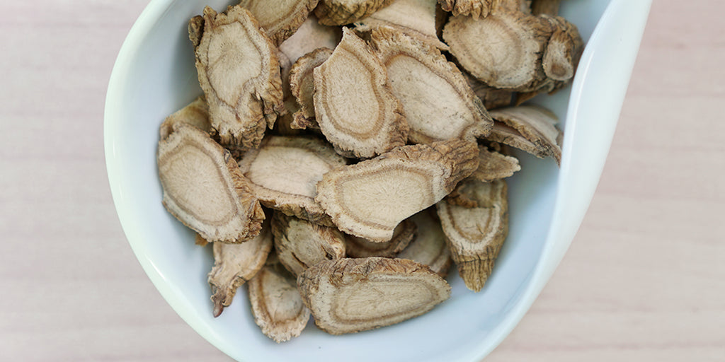 A white dish containing dry slices of ginseng.